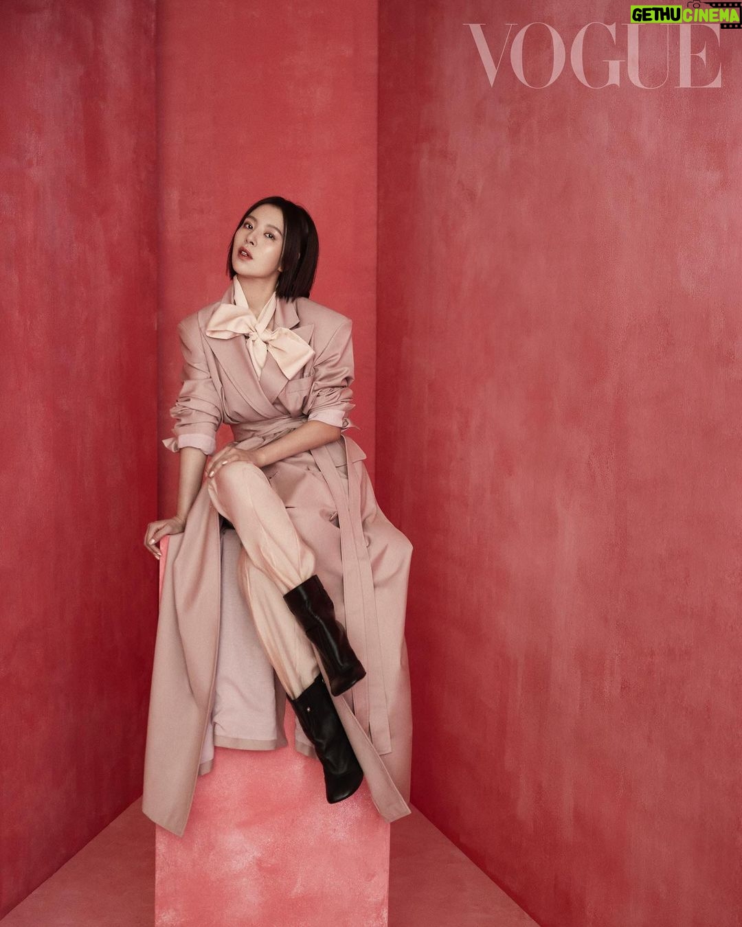 Esther Liu Instagram - #VogueECover 在攝影棚的劉品言有種很神奇的能力,就是以她為圓心的空間裡,一定會笑聲不斷。樂於分享她的心路歷程,不需要按照別人給的框架走,活出自己最想要的樣子。 她說:愛和被愛都需要學習,「有時可能是一個人不知道該怎麼把愛好好地表達出來,也有可能是被愛的一方不知道自己接受的其實是愛。」 疫後的改變,她覺得自己變得更無所求了,以前還會想十年二十年的規劃,現在五年都太長了。她大笑著說,只希望好好度過每一天,每個此時此刻。 🔗 看更多獨家精彩專訪內容,請點 @voguetaiwan 首頁連結 Talent: 劉品言 Esther Liu @esther88 APAC Editorial Director: Leslie Sun @sunles Project managing director: Amber Lo @yenchenlolo Managing editor: Emma Huang @emmahuang1030 Photographer: Tim Ho @timstudio.ho Video Director: Yu @jetsoyu Interview: September Leu @septemberleu Stylist: Amber Lo, Tze Ying Makeup: Dora @dora_lin_siyun @prttycool_makeup Hair: Chao yu wei @gracegiannalove @hairmakeup.weimama Fashion: Yentity @tungtingyen #劉品言EstherLiu #vogueceleb #TimeToEndBreastCancer