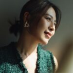 Esther Liu Instagram - 在訪問的時候 記者問到了關於 #莎莉 的身體跟聲音的表演變化 看完的粉絲寫了好多分享給我 覺得很感動 在努力的路上常常因為看不到結果 會感到無力 但真的 那些努力都會賦予意義 感謝每個給我力量的人們與善意 Thank you Makeup: @karenchang_makeup Hairstyle: @nelsonkuo_zoom Stylish: @charliebubblecat 👗: @balmain 💎: @redwoodjewellry 📷: @yuweiiv