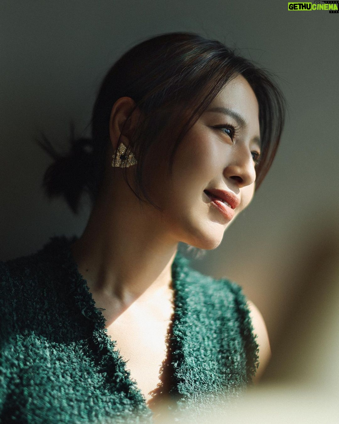 Esther Liu Instagram - 在訪問的時候 記者問到了關於 #莎莉 的身體跟聲音的表演變化 看完的粉絲寫了好多分享給我 覺得很感動 在努力的路上常常因為看不到結果 會感到無力 但真的 那些努力都會賦予意義 感謝每個給我力量的人們與善意 Thank you Makeup: @karenchang_makeup Hairstyle: @nelsonkuo_zoom Stylish: @charliebubblecat 👗: @balmain 💎: @redwoodjewellry 📷: @yuweiiv