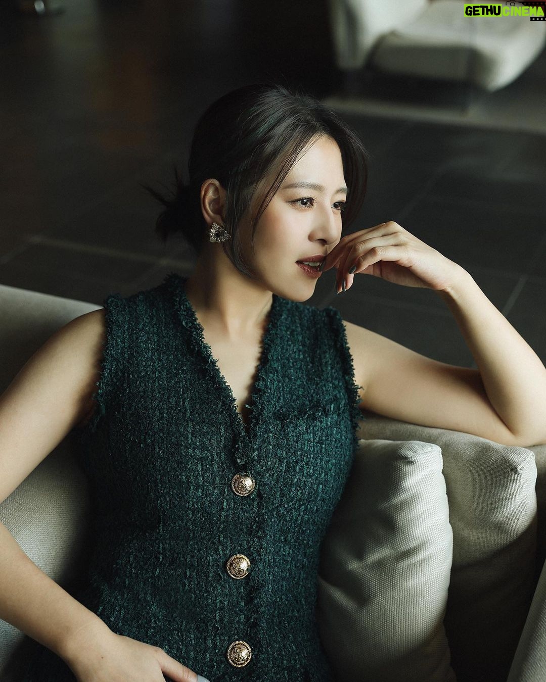 Esther Liu Instagram - 在訪問的時候 記者問到了關於 #莎莉 的身體跟聲音的表演變化 看完的粉絲寫了好多分享給我 覺得很感動 在努力的路上常常因為看不到結果 會感到無力 但真的 那些努力都會賦予意義 感謝每個給我力量的人們與善意 Thank you Makeup: @karenchang_makeup Hairstyle: @nelsonkuo_zoom Stylish: @charliebubblecat 👗: @balmain 💎: @redwoodjewellry 📷: @yuweiiv