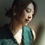 Esther Liu Instagram - 在訪問的時候 記者問到了關於 #莎莉 的身體跟聲音的表演變化 看完的粉絲寫了好多分享給我 覺得很感動 在努力的路上常常因為看不到結果 會感到無力 但真的 那些努力都會賦予意義 感謝每個給我力量的人們與善意 Thank you Makeup: @karenchang_makeup Hairstyle: @nelsonkuo_zoom Stylish: @charliebubblecat 👗: @balmain 💎: @redwoodjewellry 📷: @yuweiiv
