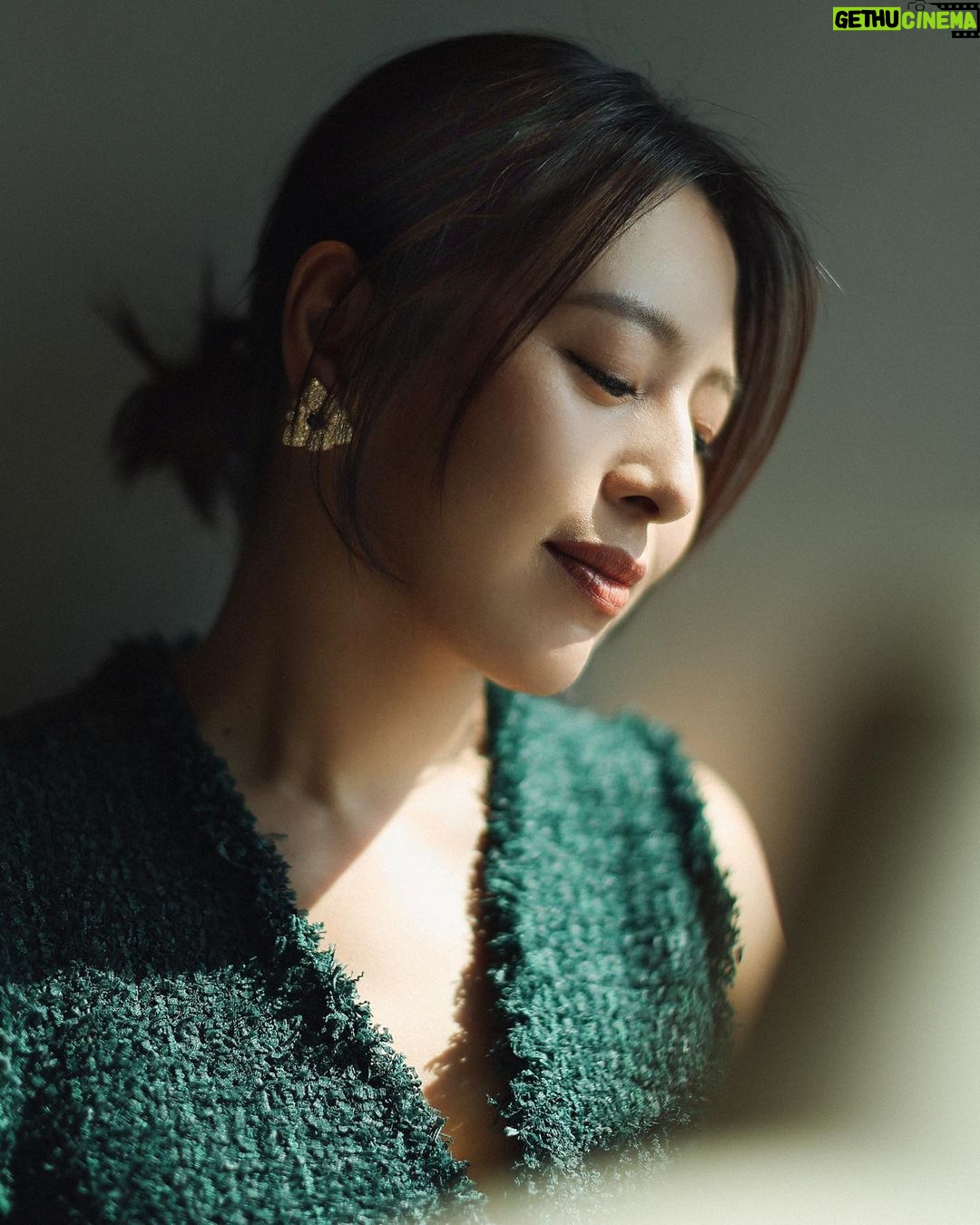 Esther Liu Instagram - 在訪問的時候 記者問到了關於 #莎莉 的身體跟聲音的表演變化 看完的粉絲寫了好多分享給我 覺得很感動 在努力的路上常常因為看不到結果 會感到無力 但真的 那些努力都會賦予意義 感謝每個給我力量的人們與善意 Thank you Makeup: @karenchang_makeup Hairstyle: @nelsonkuo_zoom Stylish: @charliebubblecat 👗: @balmain 💎: @redwoodjewellry 📷: @yuweiiv