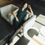 Esther Liu Instagram - 在訪問的時候 記者問到了關於 #莎莉 的身體跟聲音的表演變化 看完的粉絲寫了好多分享給我 覺得很感動 在努力的路上常常因為看不到結果 會感到無力 但真的 那些努力都會賦予意義 感謝每個給我力量的人們與善意 Thank you Makeup: @karenchang_makeup Hairstyle: @nelsonkuo_zoom Stylish: @charliebubblecat 👗: @balmain 💎: @redwoodjewellry 📷: @yuweiiv