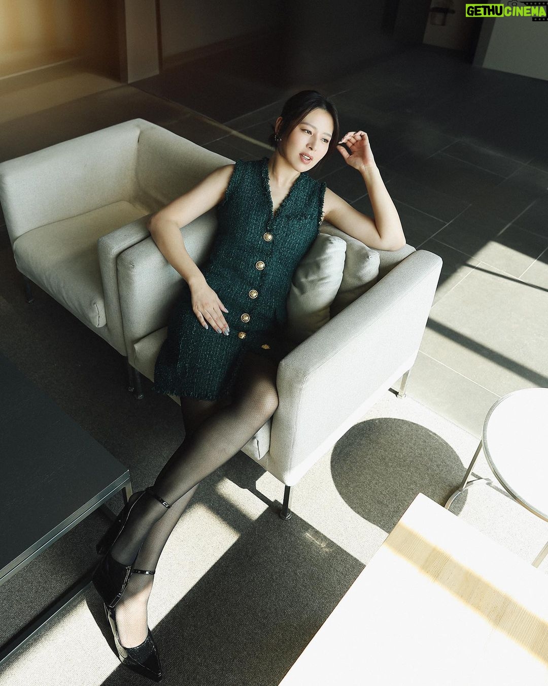 Esther Liu Instagram - 在訪問的時候 記者問到了關於 #莎莉 的身體跟聲音的表演變化 看完的粉絲寫了好多分享給我 覺得很感動 在努力的路上常常因為看不到結果 會感到無力 但真的 那些努力都會賦予意義 感謝每個給我力量的人們與善意 Thank you Makeup: @karenchang_makeup Hairstyle: @nelsonkuo_zoom Stylish: @charliebubblecat 👗: @balmain 💎: @redwoodjewellry 📷: @yuweiiv