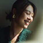 Esther Liu Instagram - 在訪問的時候 記者問到了關於 #莎莉 的身體跟聲音的表演變化 看完的粉絲寫了好多分享給我 覺得很感動 在努力的路上常常因為看不到結果 會感到無力 但真的 那些努力都會賦予意義 感謝每個給我力量的人們與善意 Thank you Makeup: @karenchang_makeup Hairstyle: @nelsonkuo_zoom Stylish: @charliebubblecat 👗: @balmain 💎: @redwoodjewellry 📷: @yuweiiv