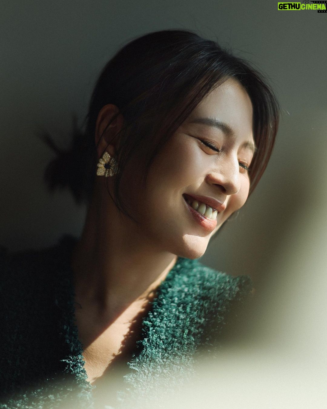 Esther Liu Instagram - 在訪問的時候 記者問到了關於 #莎莉 的身體跟聲音的表演變化 看完的粉絲寫了好多分享給我 覺得很感動 在努力的路上常常因為看不到結果 會感到無力 但真的 那些努力都會賦予意義 感謝每個給我力量的人們與善意 Thank you Makeup: @karenchang_makeup Hairstyle: @nelsonkuo_zoom Stylish: @charliebubblecat 👗: @balmain 💎: @redwoodjewellry 📷: @yuweiiv