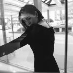 Esther Liu Instagram - 。 「我要去哪裡。」 「妳去旋轉門旋轉。」 我們轉了大概十圈。 今天是十月十日，我們還在釜山哦。 釜山影展好緊湊，除了工作就是吃與喝，不然就是赤腳踩沙。但每個小瞬間小分秒都好珍惜，好喜歡夥伴，喜歡團隊，喜歡電影。 謝謝電影《莎莉》 @sallilovestory 帶我們前進釜山進行這個奇幻旅程，謝謝台灣電影的努力，謝謝導演讓全世界的觀眾進電影院又哭又笑地觀影。 我愛我的工作，我愛我身邊的人。 / 雙向奔赴啊。 Movie l @sallilovestory Director l @lienchienhung Actress l @esther88 Makeup l @karenchang_makeup Hair l @nelsonkuo_zoom Style l @charliebubblecat Love l @1004_310728630 . Busan International Film Festival