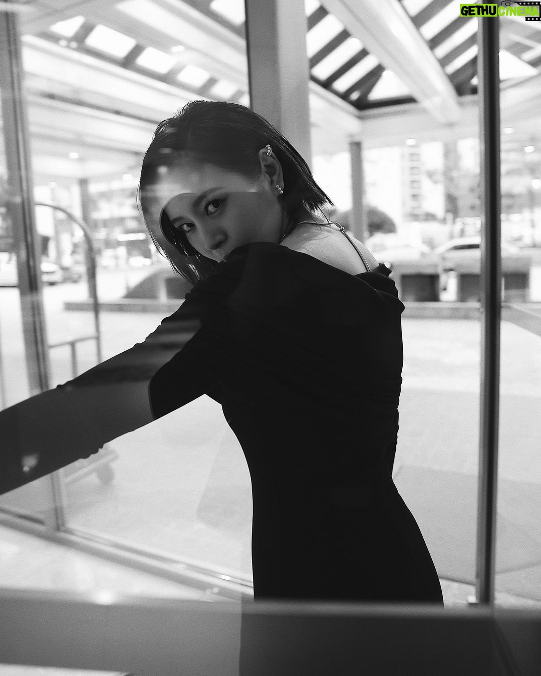 Esther Liu Instagram - 。 「我要去哪裡。」 「妳去旋轉門旋轉。」 我們轉了大概十圈。 今天是十月十日,我們還在釜山哦。 釜山影展好緊湊,除了工作就是吃與喝,不然就是赤腳踩沙。但每個小瞬間小分秒都好珍惜,好喜歡夥伴,喜歡團隊,喜歡電影。 謝謝電影《莎莉》 @sallilovestory 帶我們前進釜山進行這個奇幻旅程,謝謝台灣電影的努力,謝謝導演讓全世界的觀眾進電影院又哭又笑地觀影。 我愛我的工作,我愛我身邊的人。 / 雙向奔赴啊。 Movie l @sallilovestory Director l @lienchienhung Actress l @esther88 Makeup l @karenchang_makeup Hair l @nelsonkuo_zoom Style l @charliebubblecat Love l @1004_310728630 . Busan International Film Festival