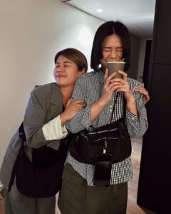 Esther Liu Instagram - 。 「我要去哪裡。」 「妳去旋轉門旋轉。」 我們轉了大概十圈。 今天是十月十日，我們還在釜山哦。 釜山影展好緊湊，除了工作就是吃與喝，不然就是赤腳踩沙。但每個小瞬間小分秒都好珍惜，好喜歡夥伴，喜歡團隊，喜歡電影。 謝謝電影《莎莉》 @sallilovestory 帶我們前進釜山進行這個奇幻旅程，謝謝台灣電影的努力，謝謝導演讓全世界的觀眾進電影院又哭又笑地觀影。 我愛我的工作，我愛我身邊的人。 / 雙向奔赴啊。 Movie l @sallilovestory Director l @lienchienhung Actress l @esther88 Makeup l @karenchang_makeup Hair l @nelsonkuo_zoom Style l @charliebubblecat Love l @1004_310728630 . Busan International Film Festival