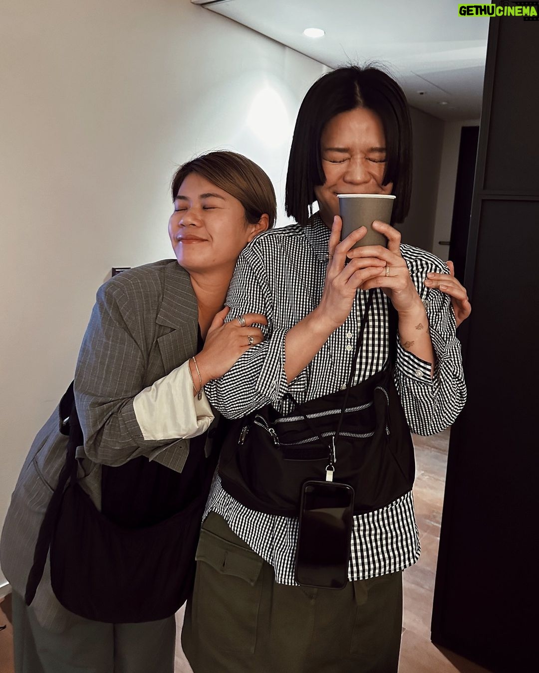 Esther Liu Instagram - 。 「我要去哪裡。」 「妳去旋轉門旋轉。」 我們轉了大概十圈。 今天是十月十日,我們還在釜山哦。 釜山影展好緊湊,除了工作就是吃與喝,不然就是赤腳踩沙。但每個小瞬間小分秒都好珍惜,好喜歡夥伴,喜歡團隊,喜歡電影。 謝謝電影《莎莉》 @sallilovestory 帶我們前進釜山進行這個奇幻旅程,謝謝台灣電影的努力,謝謝導演讓全世界的觀眾進電影院又哭又笑地觀影。 我愛我的工作,我愛我身邊的人。 / 雙向奔赴啊。 Movie l @sallilovestory Director l @lienchienhung Actress l @esther88 Makeup l @karenchang_makeup Hair l @nelsonkuo_zoom Style l @charliebubblecat Love l @1004_310728630 . Busan International Film Festival