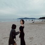 Esther Liu Instagram - 。 「我要去哪裡。」 「妳去旋轉門旋轉。」 我們轉了大概十圈。 今天是十月十日，我們還在釜山哦。 釜山影展好緊湊，除了工作就是吃與喝，不然就是赤腳踩沙。但每個小瞬間小分秒都好珍惜，好喜歡夥伴，喜歡團隊，喜歡電影。 謝謝電影《莎莉》 @sallilovestory 帶我們前進釜山進行這個奇幻旅程，謝謝台灣電影的努力，謝謝導演讓全世界的觀眾進電影院又哭又笑地觀影。 我愛我的工作，我愛我身邊的人。 / 雙向奔赴啊。 Movie l @sallilovestory Director l @lienchienhung Actress l @esther88 Makeup l @karenchang_makeup Hair l @nelsonkuo_zoom Style l @charliebubblecat Love l @1004_310728630 . Busan International Film Festival