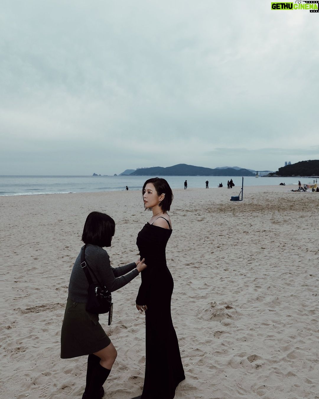 Esther Liu Instagram - 。 「我要去哪裡。」 「妳去旋轉門旋轉。」 我們轉了大概十圈。 今天是十月十日,我們還在釜山哦。 釜山影展好緊湊,除了工作就是吃與喝,不然就是赤腳踩沙。但每個小瞬間小分秒都好珍惜,好喜歡夥伴,喜歡團隊,喜歡電影。 謝謝電影《莎莉》 @sallilovestory 帶我們前進釜山進行這個奇幻旅程,謝謝台灣電影的努力,謝謝導演讓全世界的觀眾進電影院又哭又笑地觀影。 我愛我的工作,我愛我身邊的人。 / 雙向奔赴啊。 Movie l @sallilovestory Director l @lienchienhung Actress l @esther88 Makeup l @karenchang_makeup Hair l @nelsonkuo_zoom Style l @charliebubblecat Love l @1004_310728630 . Busan International Film Festival