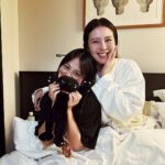 Esther Liu Instagram - 。 「我要去哪裡。」 「妳去旋轉門旋轉。」 我們轉了大概十圈。 今天是十月十日，我們還在釜山哦。 釜山影展好緊湊，除了工作就是吃與喝，不然就是赤腳踩沙。但每個小瞬間小分秒都好珍惜，好喜歡夥伴，喜歡團隊，喜歡電影。 謝謝電影《莎莉》 @sallilovestory 帶我們前進釜山進行這個奇幻旅程，謝謝台灣電影的努力，謝謝導演讓全世界的觀眾進電影院又哭又笑地觀影。 我愛我的工作，我愛我身邊的人。 / 雙向奔赴啊。 Movie l @sallilovestory Director l @lienchienhung Actress l @esther88 Makeup l @karenchang_makeup Hair l @nelsonkuo_zoom Style l @charliebubblecat Love l @1004_310728630 . Busan International Film Festival