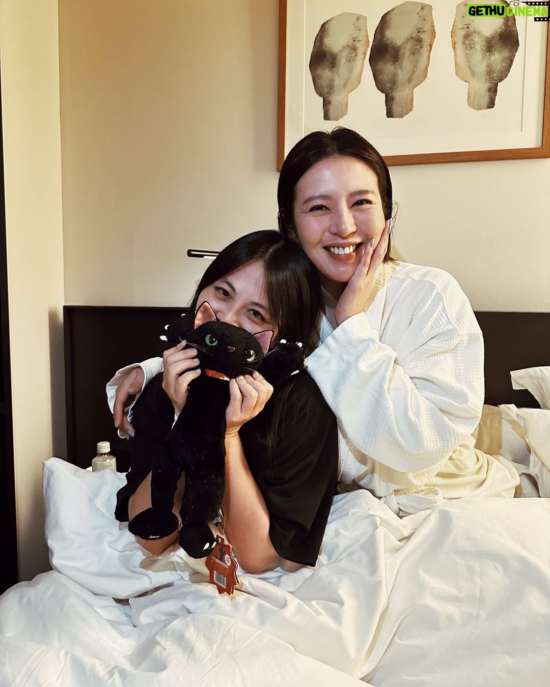 Esther Liu Instagram - 。 「我要去哪裡。」 「妳去旋轉門旋轉。」 我們轉了大概十圈。 今天是十月十日,我們還在釜山哦。 釜山影展好緊湊,除了工作就是吃與喝,不然就是赤腳踩沙。但每個小瞬間小分秒都好珍惜,好喜歡夥伴,喜歡團隊,喜歡電影。 謝謝電影《莎莉》 @sallilovestory 帶我們前進釜山進行這個奇幻旅程,謝謝台灣電影的努力,謝謝導演讓全世界的觀眾進電影院又哭又笑地觀影。 我愛我的工作,我愛我身邊的人。 / 雙向奔赴啊。 Movie l @sallilovestory Director l @lienchienhung Actress l @esther88 Makeup l @karenchang_makeup Hair l @nelsonkuo_zoom Style l @charliebubblecat Love l @1004_310728630 . Busan International Film Festival