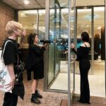 Esther Liu Instagram - 。 「我要去哪裡。」 「妳去旋轉門旋轉。」 我們轉了大概十圈。 今天是十月十日，我們還在釜山哦。 釜山影展好緊湊，除了工作就是吃與喝，不然就是赤腳踩沙。但每個小瞬間小分秒都好珍惜，好喜歡夥伴，喜歡團隊，喜歡電影。 謝謝電影《莎莉》 @sallilovestory 帶我們前進釜山進行這個奇幻旅程，謝謝台灣電影的努力，謝謝導演讓全世界的觀眾進電影院又哭又笑地觀影。 我愛我的工作，我愛我身邊的人。 / 雙向奔赴啊。 Movie l @sallilovestory Director l @lienchienhung Actress l @esther88 Makeup l @karenchang_makeup Hair l @nelsonkuo_zoom Style l @charliebubblecat Love l @1004_310728630 . Busan International Film Festival