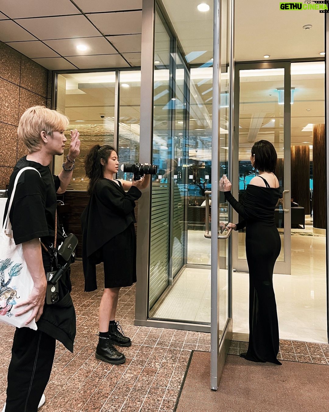 Esther Liu Instagram - 。 「我要去哪裡。」 「妳去旋轉門旋轉。」 我們轉了大概十圈。 今天是十月十日,我們還在釜山哦。 釜山影展好緊湊,除了工作就是吃與喝,不然就是赤腳踩沙。但每個小瞬間小分秒都好珍惜,好喜歡夥伴,喜歡團隊,喜歡電影。 謝謝電影《莎莉》 @sallilovestory 帶我們前進釜山進行這個奇幻旅程,謝謝台灣電影的努力,謝謝導演讓全世界的觀眾進電影院又哭又笑地觀影。 我愛我的工作,我愛我身邊的人。 / 雙向奔赴啊。 Movie l @sallilovestory Director l @lienchienhung Actress l @esther88 Makeup l @karenchang_makeup Hair l @nelsonkuo_zoom Style l @charliebubblecat Love l @1004_310728630 . Busan International Film Festival