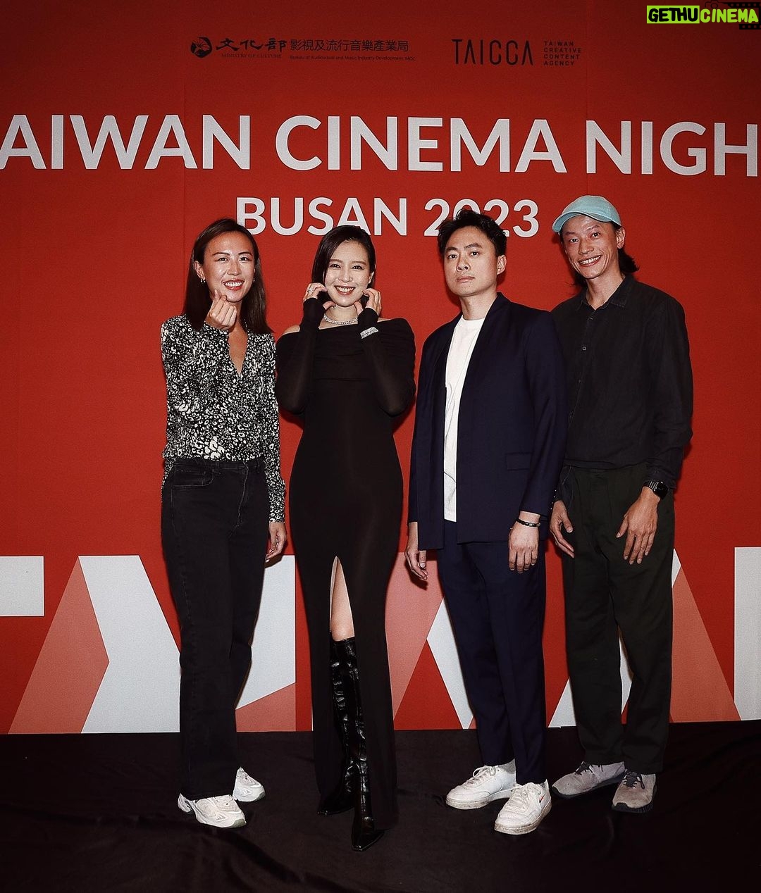 Esther Liu Instagram - Taiwan Cinema Night 好多朋友在此相聚❤️ 還有一直笑開懷的 #非常演員 們 還去當了一下嫦娥😂🤷🏻♀️ 沒錯造型師還是給了我限制呼吸與自由的禮服😅 Thank you❤️ Makeup: @karenchang_makeup Hairstyle: @nelsonkuo_zoom Stylish: @charliebubblecat 👗: @hm 💎: @redwoodjewellry 📷: @yuweiiv Haeundae , Busan, South Korea