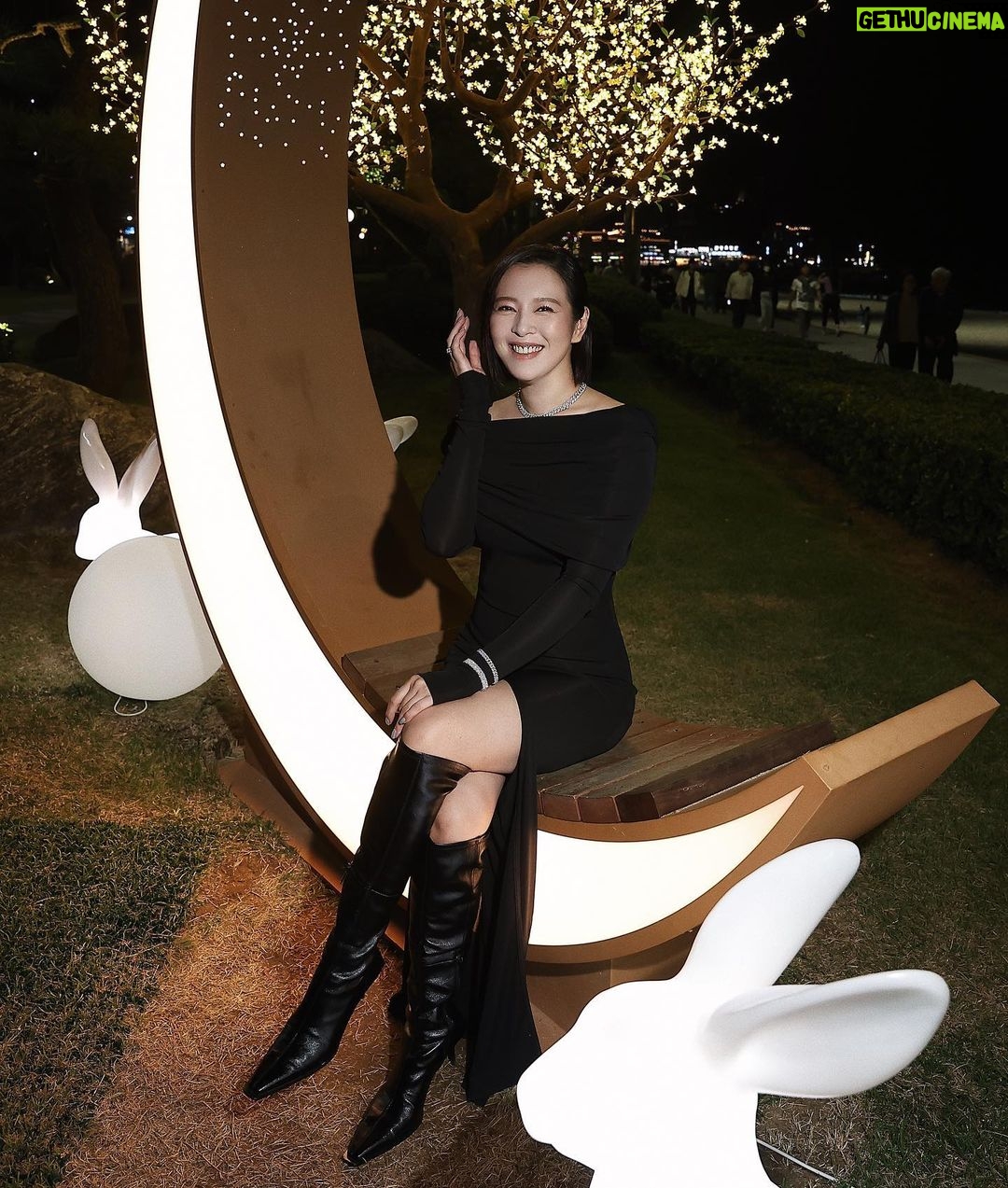 Esther Liu Instagram - Taiwan Cinema Night 好多朋友在此相聚❤️ 還有一直笑開懷的 #非常演員 們 還去當了一下嫦娥😂🤷🏻♀️ 沒錯造型師還是給了我限制呼吸與自由的禮服😅 Thank you❤️ Makeup: @karenchang_makeup Hairstyle: @nelsonkuo_zoom Stylish: @charliebubblecat 👗: @hm 💎: @redwoodjewellry 📷: @yuweiiv Haeundae , Busan, South Korea