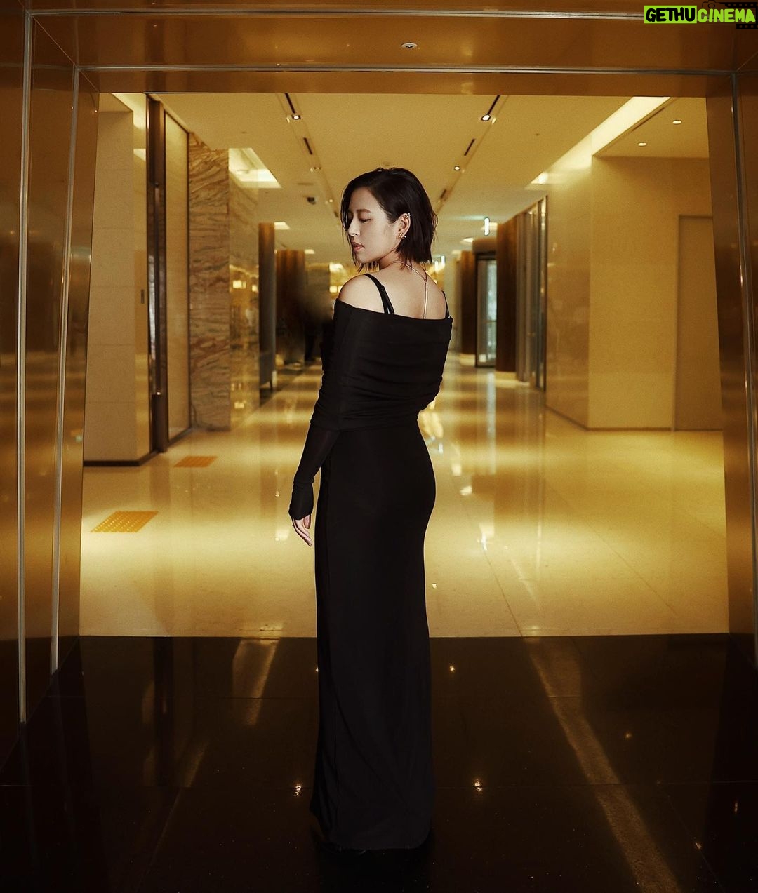 Esther Liu Instagram - Taiwan Cinema Night 好多朋友在此相聚❤️ 還有一直笑開懷的 #非常演員 們 還去當了一下嫦娥😂🤷🏻♀️ 沒錯造型師還是給了我限制呼吸與自由的禮服😅 Thank you❤️ Makeup: @karenchang_makeup Hairstyle: @nelsonkuo_zoom Stylish: @charliebubblecat 👗: @hm 💎: @redwoodjewellry 📷: @yuweiiv Haeundae , Busan, South Korea