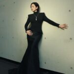 Esther Liu Instagram - 原以為到達了遠方 卻因為角色去到了更遠的地方 原以為角色有始有終 就在劇本的時空 卻因為角色無所適從 從胸口埋下了火種 要有勇敢 也有愛 謝謝莎莉帶我到達釜山 期待繼續前行 還有很多行程喔 感謝 #絕美胸腰臀比 美言 其實好窒息啊😂 終於可以好好大口呼吸了