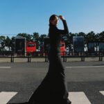 Esther Liu Instagram - 原以為到達了遠方 卻因為角色去到了更遠的地方 原以為角色有始有終 就在劇本的時空 卻因為角色無所適從 從胸口埋下了火種 要有勇敢 也有愛 謝謝莎莉帶我到達釜山 期待繼續前行 還有很多行程喔 感謝 #絕美胸腰臀比 美言 其實好窒息啊😂 終於可以好好大口呼吸了