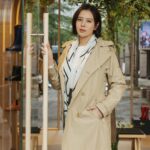 Esther Liu Instagram - 慶祝愛牌 @aigle 170週年 做點瘋狂的事 合理吧～ 穿著風衣散步在雨裡這麼浪漫的靈魂 為此把大自然搬進信義區快閃店 跟一樣為此快閃24小時台北的me 都是因為某些熱愛 讓一些瘋瘋的事 成為 #日常的浪漫 晴天下雨都一起🥰 你看Aigle風衣多浪漫 @aigle (www.facebook.com/AIGLE.TAIWAN) #aigletw  #Aigle170週年 #Aigle快閃店 AIGLE 信義香堤快閃店 展期：9/29-10/22 (A9、A11中間) 活動:快閃店期間穿著AIGLE商品，限時贈送品牌好禮￮ Thank you Makeup: @karenchang_makeup Hairstyle: @uriel_zoom_hair 📷: @hellohenryboy