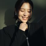 Esther Liu Instagram - @busanfilmfest #釜山影展 莎莉首次跟大家見面 @sallilovestory 跟導演 @lienchienhung 一起的超長紅毯初體驗 覺得難能可貴❤️ 謝謝團隊 讓我這麼美❤️ Thank you Makeup: @karenchang_makeup Hairstyle: @uriel_zoom_hair Stylish: @orangekai @limitsy3n @thekaiissue 👗 @markbumgarner 💎 @bulgari 👠 @louboutinworld 📷： @yuweiiv Thanks for everything