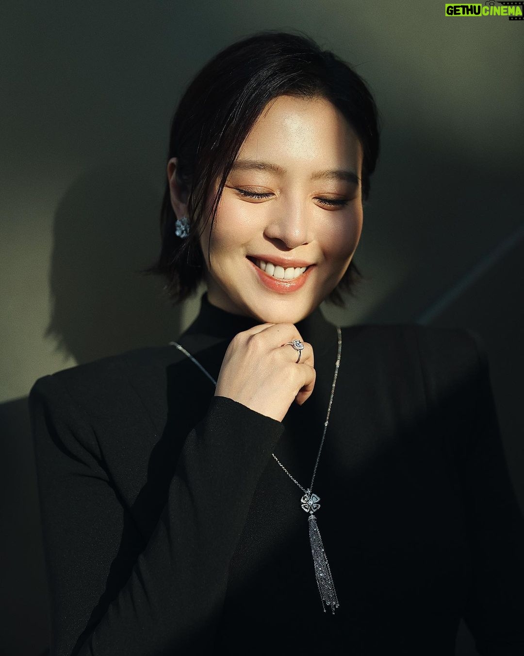 Esther Liu Instagram - @busanfilmfest #釜山影展 莎莉首次跟大家見面 @sallilovestory 跟導演 @lienchienhung 一起的超長紅毯初體驗 覺得難能可貴❤️ 謝謝團隊 讓我這麼美❤️ Thank you Makeup: @karenchang_makeup Hairstyle: @uriel_zoom_hair Stylish: @orangekai @limitsy3n @thekaiissue 👗 @markbumgarner 💎 @bulgari 👠 @louboutinworld 📷: @yuweiiv Thanks for everything