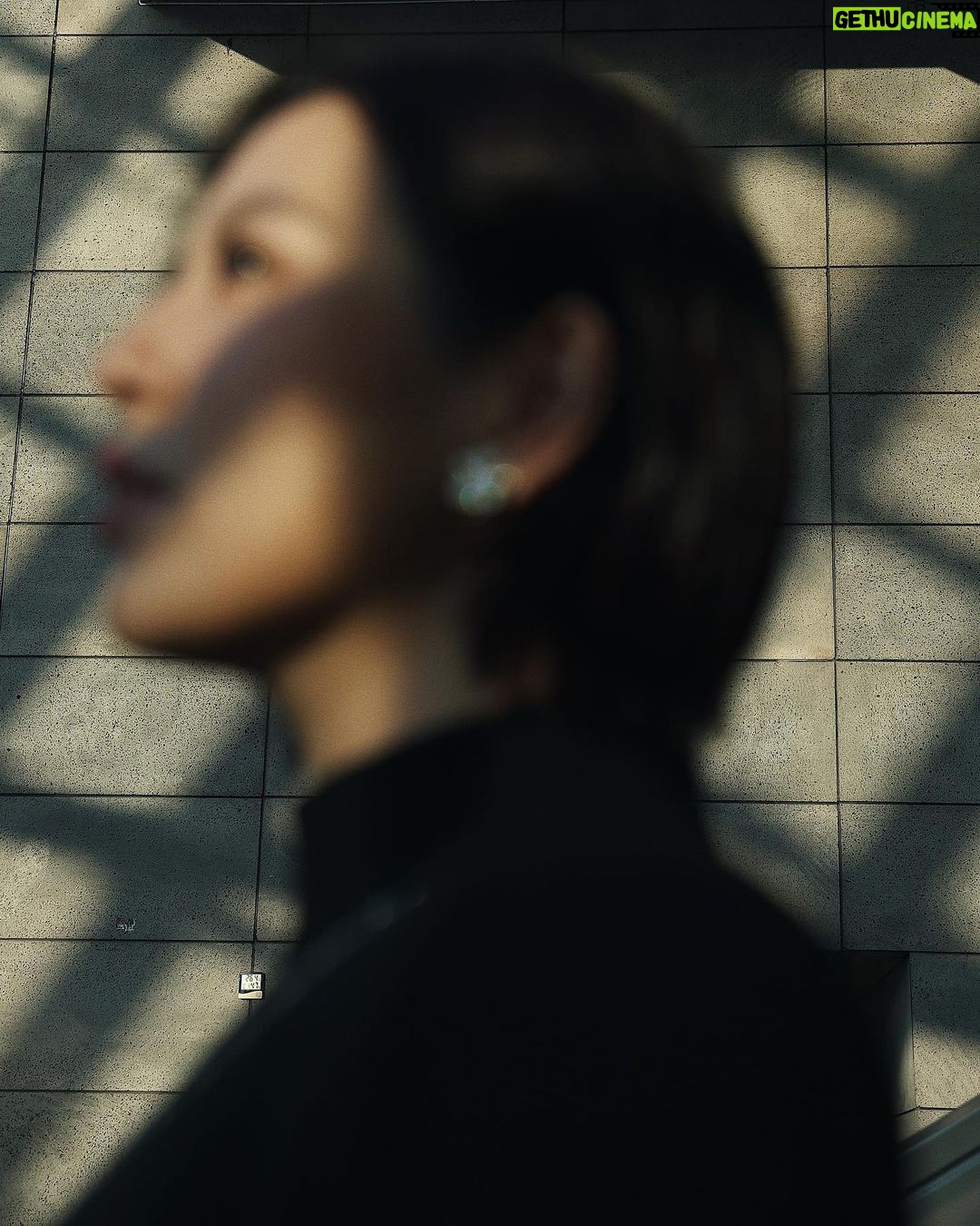 Esther Liu Instagram - @busanfilmfest #釜山影展 莎莉首次跟大家見面 @sallilovestory 跟導演 @lienchienhung 一起的超長紅毯初體驗 覺得難能可貴❤️ 謝謝團隊 讓我這麼美❤️ Thank you Makeup: @karenchang_makeup Hairstyle: @uriel_zoom_hair Stylish: @orangekai @limitsy3n @thekaiissue 👗 @markbumgarner 💎 @bulgari 👠 @louboutinworld 📷: @yuweiiv Thanks for everything