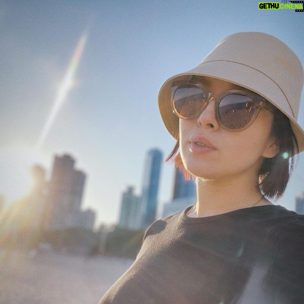 Esther Liu Instagram - Hi Busan 👋 @sallilovestory #莎莉 來了 ❤️❤️❤️❤️❤️❤️ See u tomorrow