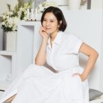 Esther Liu Instagram – 感謝厚愛啦～
在鑽石霜還沒有正式上市前
就已經讓我帶著趴趴走了

經 #業界知名過敏兒 我本人🙋‍♀️試用認證
有善保護過敏肌膚沒有刺激性
防曬效果極佳不油膩
手殘人也能輕鬆擁有自然光澤
智能校正因子能像鑽石一樣多焦變色

感謝邀請讓我可以成為品牌好友
這一天跟大家玩的很開心🫶🏻

#頂超生技 #IG水晶高光鑽石霜 #一點二推三提亮 
 #妝養合一 #輕便攜帶 #網美肌膚
商品連結https://lihico.com/FqPDt

Thank you 
Makeup: @karenchang_makeup 
Hairstyle: @fluxreel_queena 
Stylish: @orangekai @limitsy3n 
👗: @alexandermcqueen 
👠: @manoloblahnik 
💎: @tiffanyandco 

📷: @hellohenryboy