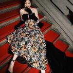 Esther Liu Instagram – 再度回到我去年吃泡麵的樓梯
忍不住笑了出來

幾乎每次都因為金鐘獎來到國父紀念館
主持人的心情真的很不一樣
當入圍者的時候有得獎沒得獎都想慶功
主持人典禮結束只想下班😂😂😂
最好能跟團隊一起躺著吃飯腿超痠🙈

若有不盡之處請多包涵🙇‍♀️
謝謝每段串場時願意陪我們一起瘋瘋的入圍者們🥺
#最有禮貌的穿搭
有漂釀吧😉

Thank you 
Makeup: @karenchang_makeup 
Hairstyle: @plants_rick 
Stylist @eavecning @ningstyling
Tailor: 佳珍姐，慶瑜
👗@selenechowbridal_official
👠 @machandmach @netaporter
💎 @bulgari #Bulgari #BulgariJewelry

📷: @yuweiiv