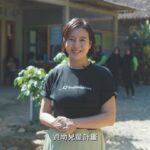 Esther Liu Instagram – 人生中一定要做一件讓自己感動且不後悔的事情
九月下旬，我跟著 @goodneighbors_tw 前往印尼日惹的計畫區，探訪了 #資助兒童計畫的孩子們。 

擔任公益大使，並不是為了多一個代言身分，而是真心的想以現在的自己為某件事、某些人付出，而這種付出是不求回報的，因為，在付出的過程中已讓我得到無法言喻的心靈豐收。 

飛到遠方的國度，看到孩子們可愛的笑臉、無暇的雙眼，感受到他們的未來也有機會發光發熱，可惜因為貧困的限制，讓他們成長的路途崎嶇不平。當我跟孩子們一起玩風車時，我心想：「每個風車就像是一個希望，都在等風來～我們也可以是那陣風，可以轉動希望…」 

請跟著影片中的我，一起踏上這趟資助兒童計畫的旅程，你也可以成為那陣帶來希望的風，帶來轉動並看見改變的力量！ 

加入 #台灣好鄰居 #資助兒童計畫，為兒童也為自己帶來美好的改變～ 
❤️定期定額捐款：https://goodneighbors.org.tw/csE 

#台灣好鄰居 #GoodNeighborsTaiwan #資助兒童計畫 #公益大使 #GoodChangefortheWorld #一起為世界帶來美好改變