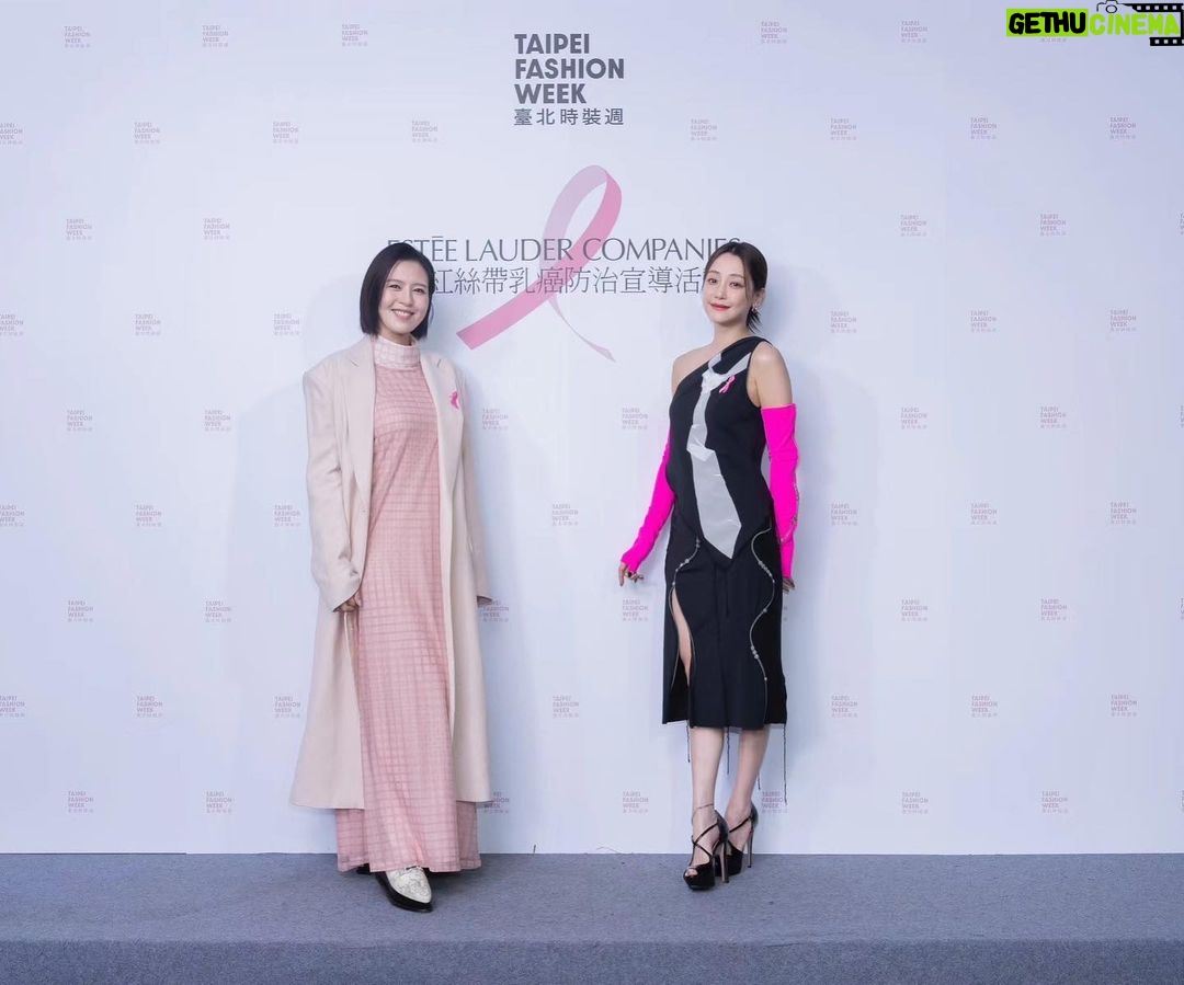 Esther Liu Instagram - 我想就是從 #粉紅絲帶 開始 粉色成為勇敢與溫暖的女性力量 謝謝 @esteelaudertw 與 @voguetaiwan 的邀請 跟姐妹在台北時裝週欣賞三位女設計師大秀 今天與拍雜誌時都穿到了董亭言老師的作品,又率性又溫柔很喜歡💕 #TimeToEndBreastCance #團結你我終結乳癌 #粉紅絲帶 #雅詩蘭黛 #PinkRibbon 感謝團隊 Makeup: @karenchang_makeup Hairstyle: @nelsonkuo_zoom