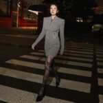Esther Liu Instagram - 那一日 化妝師跟造型師班機delayed 還在飛機上 經紀人問我有沒有自己帶衣服可以穿的 我行李箱裡就躺著這件灰色 @balmain 更巧的是，這是去年在法國拍 #莎莉 的時候買的 感覺冥冥之中，我們的莎莉之神都有安排🥰 那一日圓滿完成工作 妝自己畫的還是獲得了奇蹟美照😂 再次感謝我不到最後決不放棄的團隊 （跟我本人如出一徹😂） Makeup: me& Nana （化妝師 @karenchang_makeup 後來趕上，但她說這妝她要叫Nana😂) Hairstyle: @nelsonkuo_zoom (這位是會管女星化妝的髮型🙄） 💎: @redwoodjewellry 📷: @yuweiiv （再慌亂都讓我有奇蹟美照的你🫶🏻） #感謝宇宙的每個安排