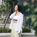 Esther Liu Instagram - 偷到了半天休假✨ 自己跑出去溜達🏃‍♀️ 沒有化妝師幫忙😅 簡單就可以了啦✌🏻 #鑽石霜 #好方便 #頂超生技 #G水晶高光鑽石霜 ＃點二推三提亮 #妝養合一#輕便攜帶#網美肌膚 商品連結 https://shop.top-superwoman.com.tw/product/details?product_id=77