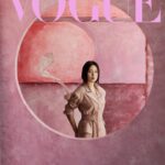 Esther Liu Instagram - #VogueECover 在攝影棚的劉品言有種很神奇的能力，就是以她為圓心的空間裡，一定會笑聲不斷。樂於分享她的心路歷程，不需要按照別人給的框架走，活出自己最想要的樣子。 她說：愛和被愛都需要學習，「有時可能是一個人不知道該怎麼把愛好好地表達出來，也有可能是被愛的一方不知道自己接受的其實是愛。」 疫後的改變，她覺得自己變得更無所求了，以前還會想十年二十年的規劃，現在五年都太長了。她大笑著說，只希望好好度過每一天，每個此時此刻。 🔗 看更多獨家精彩專訪內容，請點 @voguetaiwan 首頁連結 Talent: 劉品言 Esther Liu @esther88 APAC Editorial Director: Leslie Sun @sunles Project managing director: Amber Lo @yenchenlolo Managing editor: Emma Huang @emmahuang1030 Photographer: Tim Ho @timstudio.ho Video Director: Yu @jetsoyu Interview: September Leu @septemberleu Stylist: Amber Lo, Tze Ying Makeup: Dora @dora_lin_siyun @prttycool_makeup Hair: Chao yu wei @gracegiannalove @hairmakeup.weimama Fashion: Yentity @tungtingyen #劉品言EstherLiu #vogueceleb #TimeToEndBreastCancer