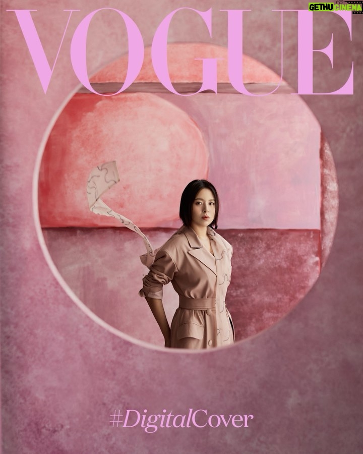 Esther Liu Instagram - #VogueECover 在攝影棚的劉品言有種很神奇的能力,就是以她為圓心的空間裡,一定會笑聲不斷。樂於分享她的心路歷程,不需要按照別人給的框架走,活出自己最想要的樣子。 她說:愛和被愛都需要學習,「有時可能是一個人不知道該怎麼把愛好好地表達出來,也有可能是被愛的一方不知道自己接受的其實是愛。」 疫後的改變,她覺得自己變得更無所求了,以前還會想十年二十年的規劃,現在五年都太長了。她大笑著說,只希望好好度過每一天,每個此時此刻。 🔗 看更多獨家精彩專訪內容,請點 @voguetaiwan 首頁連結 Talent: 劉品言 Esther Liu @esther88 APAC Editorial Director: Leslie Sun @sunles Project managing director: Amber Lo @yenchenlolo Managing editor: Emma Huang @emmahuang1030 Photographer: Tim Ho @timstudio.ho Video Director: Yu @jetsoyu Interview: September Leu @septemberleu Stylist: Amber Lo, Tze Ying Makeup: Dora @dora_lin_siyun @prttycool_makeup Hair: Chao yu wei @gracegiannalove @hairmakeup.weimama Fashion: Yentity @tungtingyen #劉品言EstherLiu #vogueceleb #TimeToEndBreastCancer