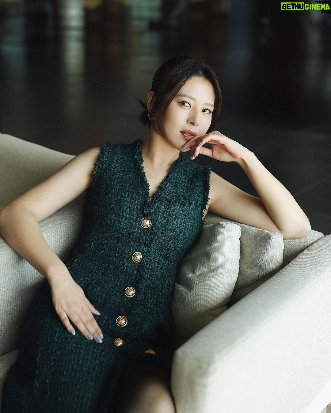 Esther Liu Instagram - 在訪問的時候 記者問到了關於 #莎莉 的身體跟聲音的表演變化 看完的粉絲寫了好多分享給我 覺得很感動 在努力的路上常常因為看不到結果 會感到無力 但真的 那些努力都會賦予意義 感謝每個給我力量的人們與善意 Thank you Makeup: @karenchang_makeup Hairstyle: @nelsonkuo_zoom Stylish: @charliebubblecat 👗: @balmain 💎: @redwoodjewellry 📷: @yuweiiv