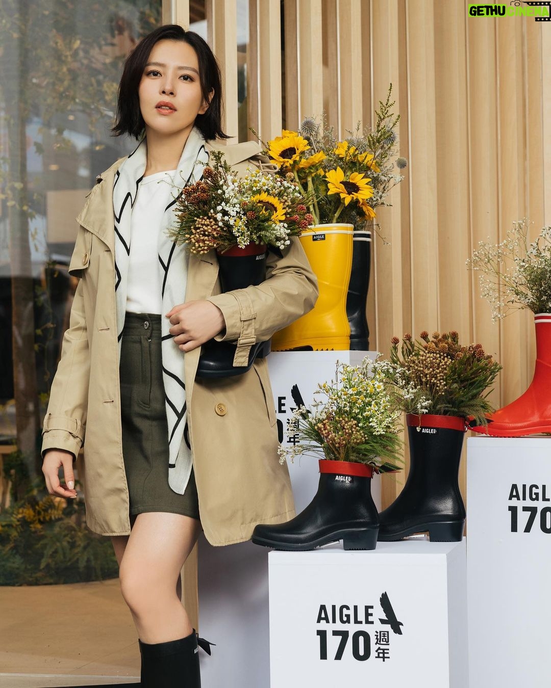 Esther Liu Instagram - 慶祝愛牌 @aigle 170週年 做點瘋狂的事 合理吧~ 穿著風衣散步在雨裡這麼浪漫的靈魂 為此把大自然搬進信義區快閃店 跟一樣為此快閃24小時台北的me 都是因為某些熱愛 讓一些瘋瘋的事 成為 #日常的浪漫 晴天下雨都一起🥰 你看Aigle風衣多浪漫 @aigle (www.facebook.com/AIGLE.TAIWAN) #aigletw #Aigle170週年 #Aigle快閃店 AIGLE 信義香堤快閃店 展期:9/29-10/22 (A9、A11中間) 活動:快閃店期間穿著AIGLE商品,限時贈送品牌好禮○ Thank you Makeup: @karenchang_makeup Hairstyle: @uriel_zoom_hair 📷: @hellohenryboy