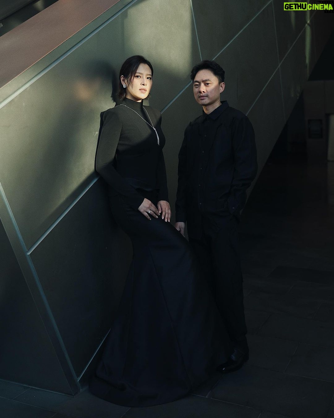 Esther Liu Instagram - @busanfilmfest #釜山影展 莎莉首次跟大家見面 @sallilovestory 跟導演 @lienchienhung 一起的超長紅毯初體驗 覺得難能可貴❤️ 謝謝團隊 讓我這麼美❤️ Thank you Makeup: @karenchang_makeup Hairstyle: @uriel_zoom_hair Stylish: @orangekai @limitsy3n @thekaiissue 👗 @markbumgarner 💎 @bulgari 👠 @louboutinworld 📷: @yuweiiv Thanks for everything