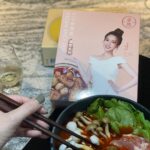 Esther Liu Instagram – 以一版面感恩讚嘆
姐妹包吃包穿
@aiyachang1988 

天冷也能獨享不外出的麻辣鍋✌🏻
以及辣妹其實好溫暖過膝靴😂

#姐妹可以再多點副業嗎
#期待包我幸福的到來✌🏻

📷 @choumintsai