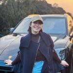 Esther Liu Instagram - 這幾天乘客們捕捉的照片📷 大家都喜歡這配備 @porschetaiwan ➕ me🙋‍♀️指定駕駛 天氣有涼風又有太陽🌞 真的好適合到處兜風 載著太后有按摩椅加熱熱椅墊大概十秒就睡了🤷🏻‍♀️ 載著姐妹油門一踩不知不覺就到烏來泡湯了♨️ 載著朋友跑山路好自在殺上陽明山追夕陽🌇 好荒唐 但又有點幸福