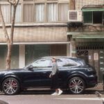 Esther Liu Instagram - 這幾天乘客們捕捉的照片📷 大家都喜歡這配備 @porschetaiwan ➕ me🙋‍♀️指定駕駛 天氣有涼風又有太陽🌞 真的好適合到處兜風 載著太后有按摩椅加熱熱椅墊大概十秒就睡了🤷🏻‍♀️ 載著姐妹油門一踩不知不覺就到烏來泡湯了♨️ 載著朋友跑山路好自在殺上陽明山追夕陽🌇 好荒唐 但又有點幸福