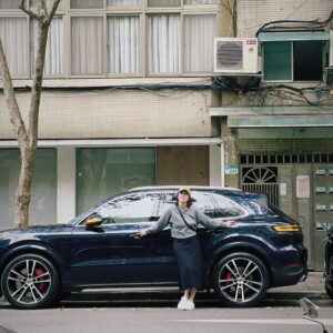 Esther Liu Instagram - 這幾天乘客們捕捉的照片📷
大家都喜歡這配備
@porschetaiwan ➕ me🙋‍♀️指定駕駛

天氣有涼風又有太陽🌞
真的好適合到處兜風
載著太后有按摩椅加熱熱椅墊大概十秒就睡了🤷🏻‍♀️
載著姐妹油門一踩不知不覺就到烏來泡湯了♨️
載著朋友跑山路好自在殺上陽明山追夕陽🌇

好荒唐
但又有點幸福