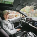Esther Liu Instagram - 這幾天乘客們捕捉的照片📷 大家都喜歡這配備 @porschetaiwan ➕ me🙋‍♀️指定駕駛 天氣有涼風又有太陽🌞 真的好適合到處兜風 載著太后有按摩椅加熱熱椅墊大概十秒就睡了🤷🏻‍♀️ 載著姐妹油門一踩不知不覺就到烏來泡湯了♨️ 載著朋友跑山路好自在殺上陽明山追夕陽🌇 好荒唐 但又有點幸福