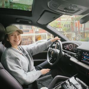 Esther Liu Instagram - 這幾天乘客們捕捉的照片📷
大家都喜歡這配備
@porschetaiwan ➕ me🙋‍♀️指定駕駛

天氣有涼風又有太陽🌞
真的好適合到處兜風
載著太后有按摩椅加熱熱椅墊大概十秒就睡了🤷🏻‍♀️
載著姐妹油門一踩不知不覺就到烏來泡湯了♨️
載著朋友跑山路好自在殺上陽明山追夕陽🌇

好荒唐
但又有點幸福
