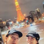 Esther Liu Instagram - 2023結束在一個小驚喜（嚇？ 還好～ 2024開始在這個這個地方 敬我們的下個十年🕺🏼💃🏼 #小姐言與流氓丹小旅行 東京鉄塔 Tokyo Tower