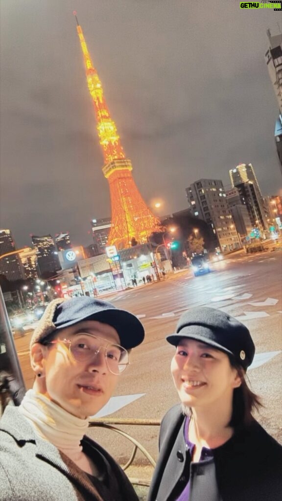 Esther Liu Instagram - 2023結束在一個小驚喜（嚇？ 還好～ 2024開始在這個這個地方 敬我們的下個十年🕺🏼💃🏼 #小姐言與流氓丹小旅行 東京鉄塔 Tokyo Tower