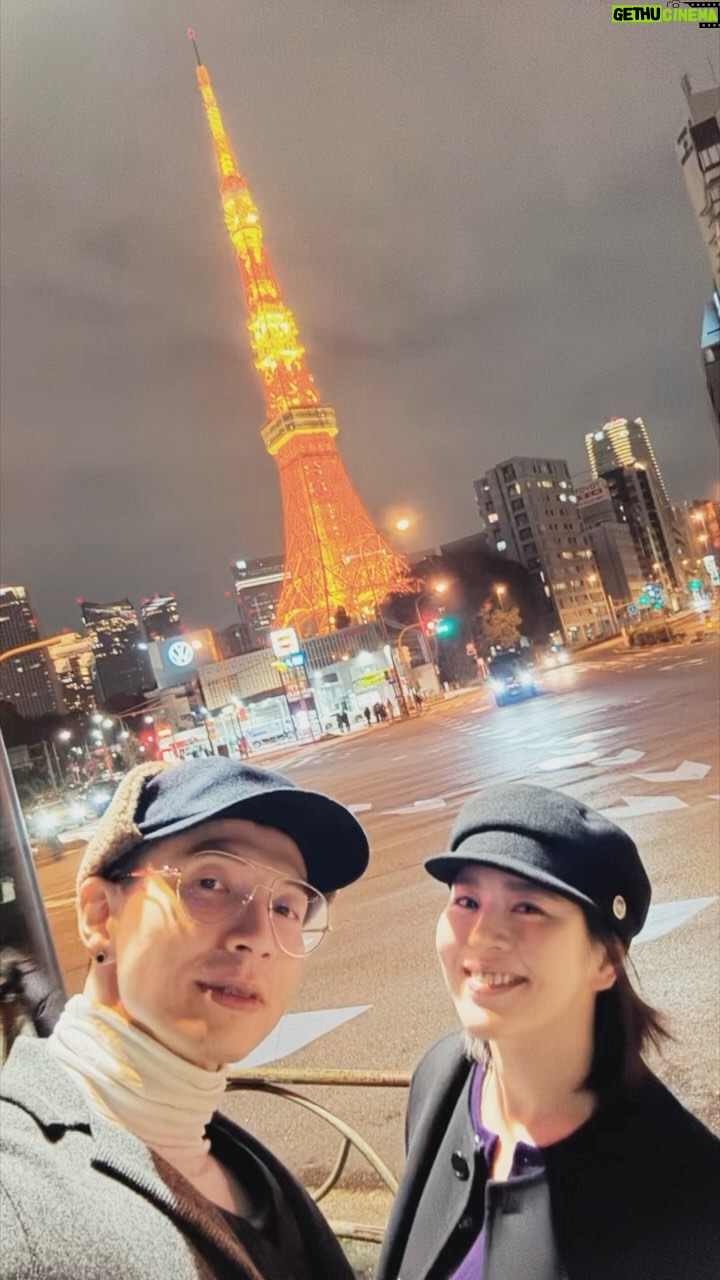 Esther Liu Instagram - 2023結束在一個小驚喜(嚇? 還好~ 2024開始在這個這個地方 敬我們的下個十年🕺🏼💃🏼 #小姐言與流氓丹小旅行 東京鉄塔 Tokyo Tower
